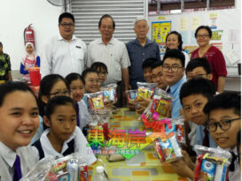 中华维新小学129考生  应考前享爱心早餐