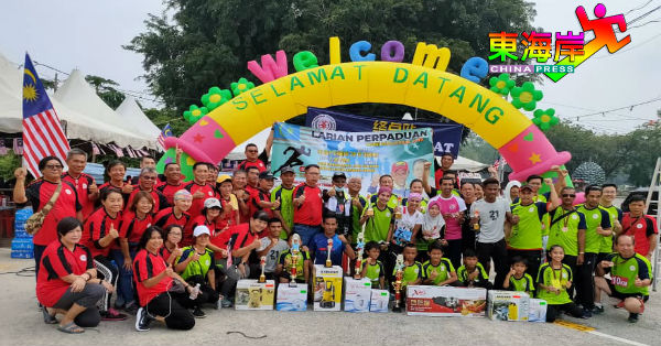 甘马挽中华大会堂首届“916马来西亚日《团结义跑》”嘉宾、工委与义跑各组得奖者。