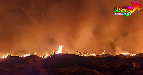 诺希山提供非法垃圾场失火时的骇人火势照片。