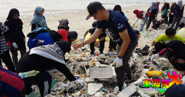 志工们全力将从海滩处收集所得垃圾，即场进行再循环分类。