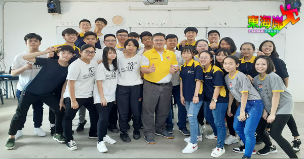 蔡若峰与学生们开心合照。