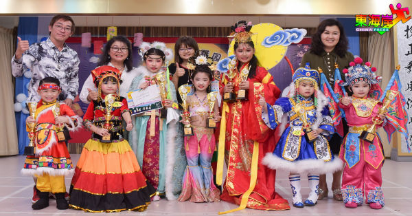 《中华民族传统服装比赛》优胜学生与嘉宾分享喜悦。