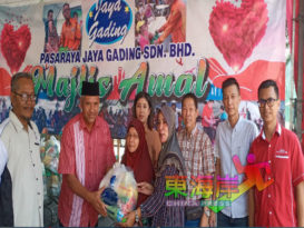 关丹JAYA GADING布施   100名各族贫老、单亲妈妈受惠