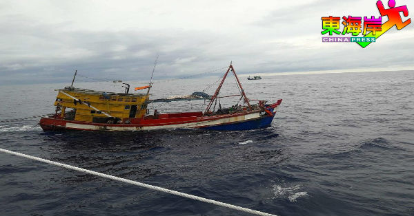 海面上作业的渔船必须保持安全距离，以防发生不必要碰撞事故。