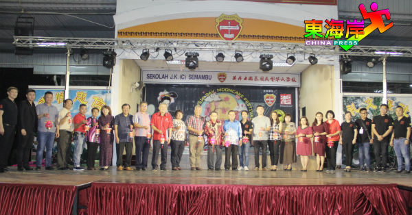 关丹士满慕华校校友会“2019年马来西亚日中秋嘉年华”在众嘉宾提灯下，正式拉开掀幕。