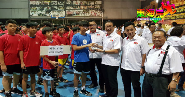 刘华才（右3）颁发纪念品予参赛队伍，右起拿督叶攸河、胡栋强及叶运兴。

