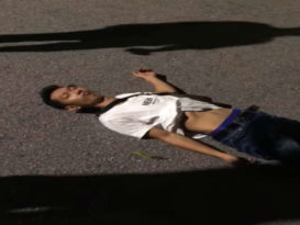 男子疑醉酒  睡在大马路上