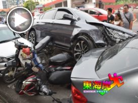 轿车失控酿连环撞 路旁2车3摩哆遭殃