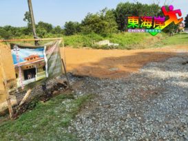 填土致小河堵塞影响排水新村路变黄泥道