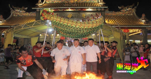 梁永康（前左2起）、黄崇洸及孙诗传等董事会成员在神龙真火祝福下，穿过“龙门”！