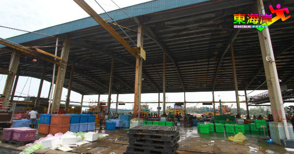 关丹渔业局码头又再面严重缺冰问题，导致渔船卸货运作陷入瘫痪。
