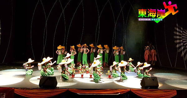 舞蹈员在迎宾环节，呈献大马独有民族艺术演出。