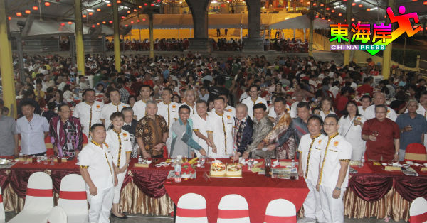 全体嘉宾领袖在关丹斗母宫周年共切庆典喜糕。