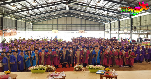 关丹丹那布爹国民型华文中学历史性举办中五毕业典礼，中五毕业生穿上毕业袍，与师长道别离。