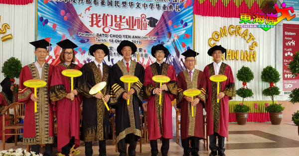 朱源安（左4）与陈国辉在毕业礼上穿上毕业袍同庆，左起张朝期、拿汀黎文洁、张翔坚、冯运国及潘家彪。