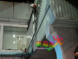 为救小猫    男童午夜困商场二楼天台外沿