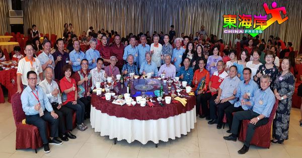 关丹晋江会馆配合举办10周年纪念设欢迎宴招待海内外晋江乡贤。坐者右2为王定友。