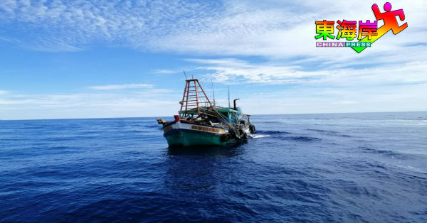 大马海事执法机构发现私闯大马海域进行捕捞的越南渔船后，即趋前拦截。