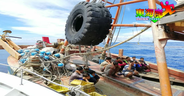 执法员成功拦截越南渔船后，当场扣查13名越南籍舵手渔民。