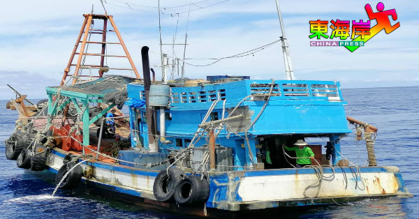 越南渔船“KG91400TS”进行非法捕捞大马鱼获活动，船连船员遭扣查。