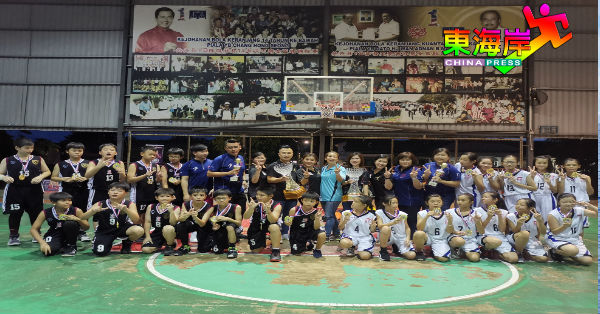 关丹中菁二校男女篮球队得冠军奖后，与师长分享得奖的喜悦。