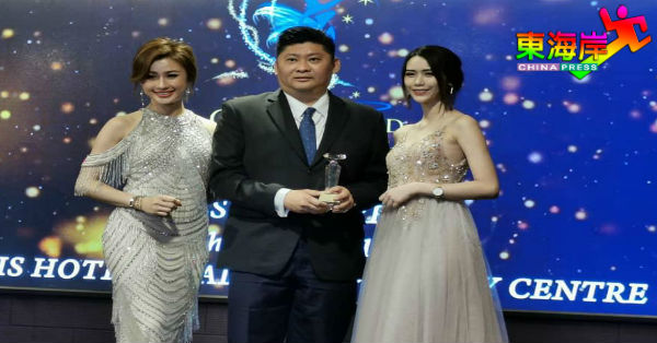 李诗琪（左）感恩张赈琮大力支持及赞助“2019年世界环球小姐国际大赛”。