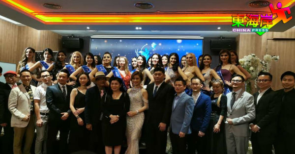 “2019年世界环球小姐国际大赛”选美赛事筹委、赞助商等合影。张赈琮（前排左7）鼓励大会使用素宴。
