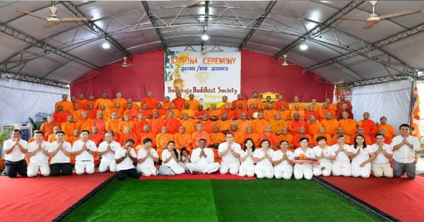 关丹大菩提学佛会举办供袈裟日100午斋供僧活动，120名僧人参与供养仪式。