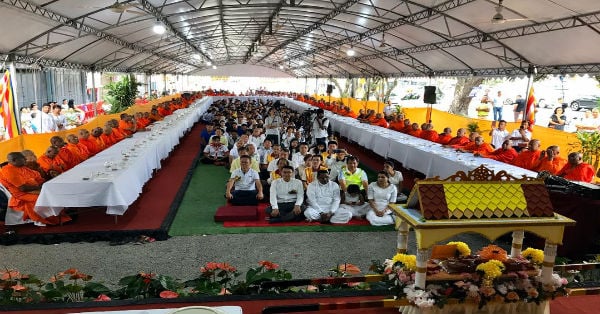 来自斯里兰卡与缅甸的120名僧侣在供袈裟日100午斋供僧活动上，与善信同庆。