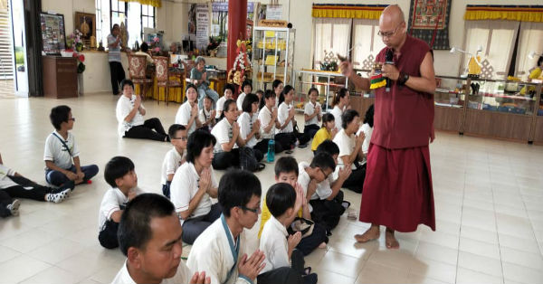 觉心林梭南法师（右）为到访的彭亨关丹圣贤教育中心成员祝福。