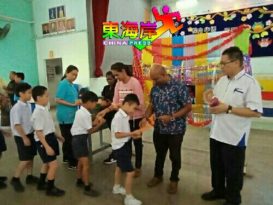 印裔家长华校送祝福  贞德拉派佳节食品红包