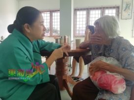 传4孩子遗弃 留落街头    义工载老人回老人院