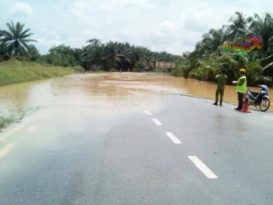 百乐通往贞莫美     突发水灾 淹没道路