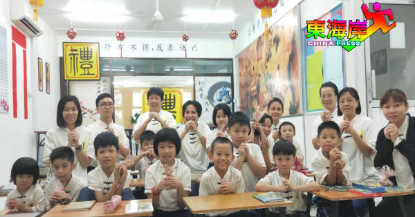 大人小孩一起在圣贤经典班上学习有趣文化课。