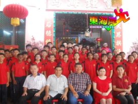 立卑中华初三毕业生  访立卑古庙参观