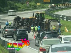 油槽罗厘翻覆  加叻大道又塞车