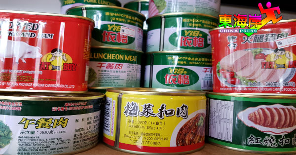 不同品牌的上架猪肉罐头产品都经政府严格把关管控。