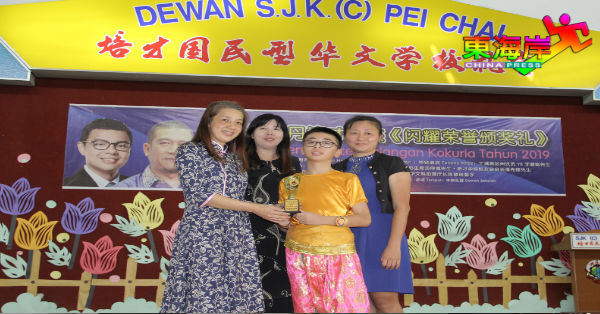 李妮达（左起）在李昭翠副校长陪同下，颁发奖项予跆拳道邀请赛金奖梁佑诚，右为母亲黎引南。