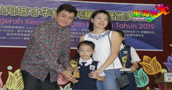 陈智耀（左）颁发奖项予王宗忱纪念杯邀请赛新秀奖冠军刘悦恩，右为母亲周静思。