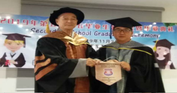 温顺达（左）赠送纪念品给慧海教授。