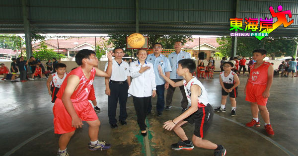 李妮达（中）为第14届关丹县钢网杯11岁以下男女篮球锦标赛主持开球礼，左3为陈佳强、叶运兴及曾细鸿。