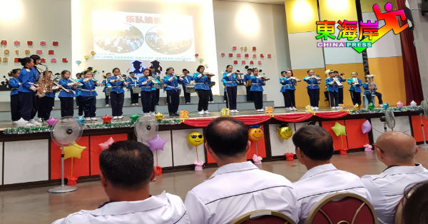 中菁华校铜乐队在毕业仪式上呈献精彩演出。