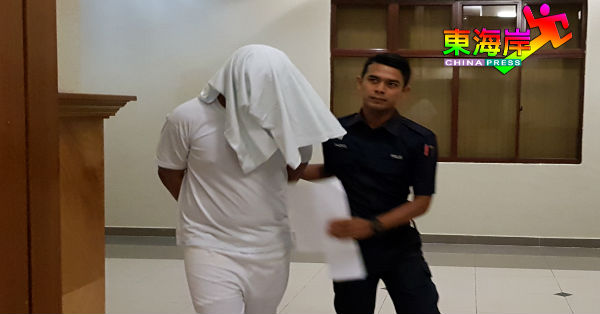 哈索诺峇克里（左）因强奸非礼及抢劫等罪名成立后，换来判坐牢32年6月及鞭25下刑罚。