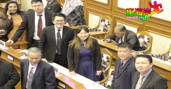 卡玛芝（左起）、邹宇晖、李政贤、梁耀雯、沈春祥及张玉刚先后在州议会向执政党议员发出提问。