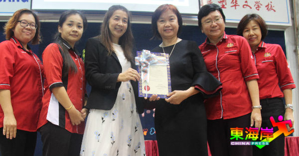 李妮达（左3）颁发服务证书给卢侣汐，由马秋诗（左起）、黎晓倩、颜碧梅及黄钰茱陪同。