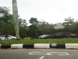 3警车雨中包抄轿车   警朝车轮开枪捕2人