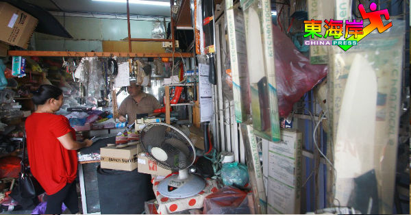 古杏明在小小的店铺内，默默经营着刀具打磨服务。