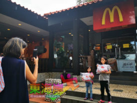 麦当劳人车排长龙 抢购 凯蒂猫手提餐盒