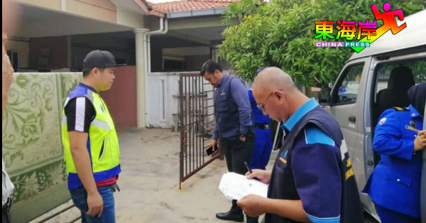 关丹市议会执法官员依据69名“逮捕令”榜上有名车主最后住址，登门寻找车主。
