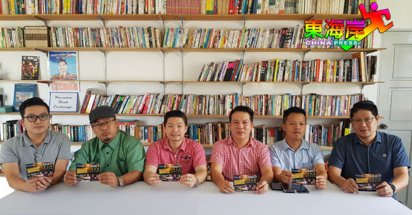 许殷瑜（左3）宣布举办2020年经营之道论坛分享会，左起为张品健、叶志翔、唐进财、陈俊广及潘耀堂。